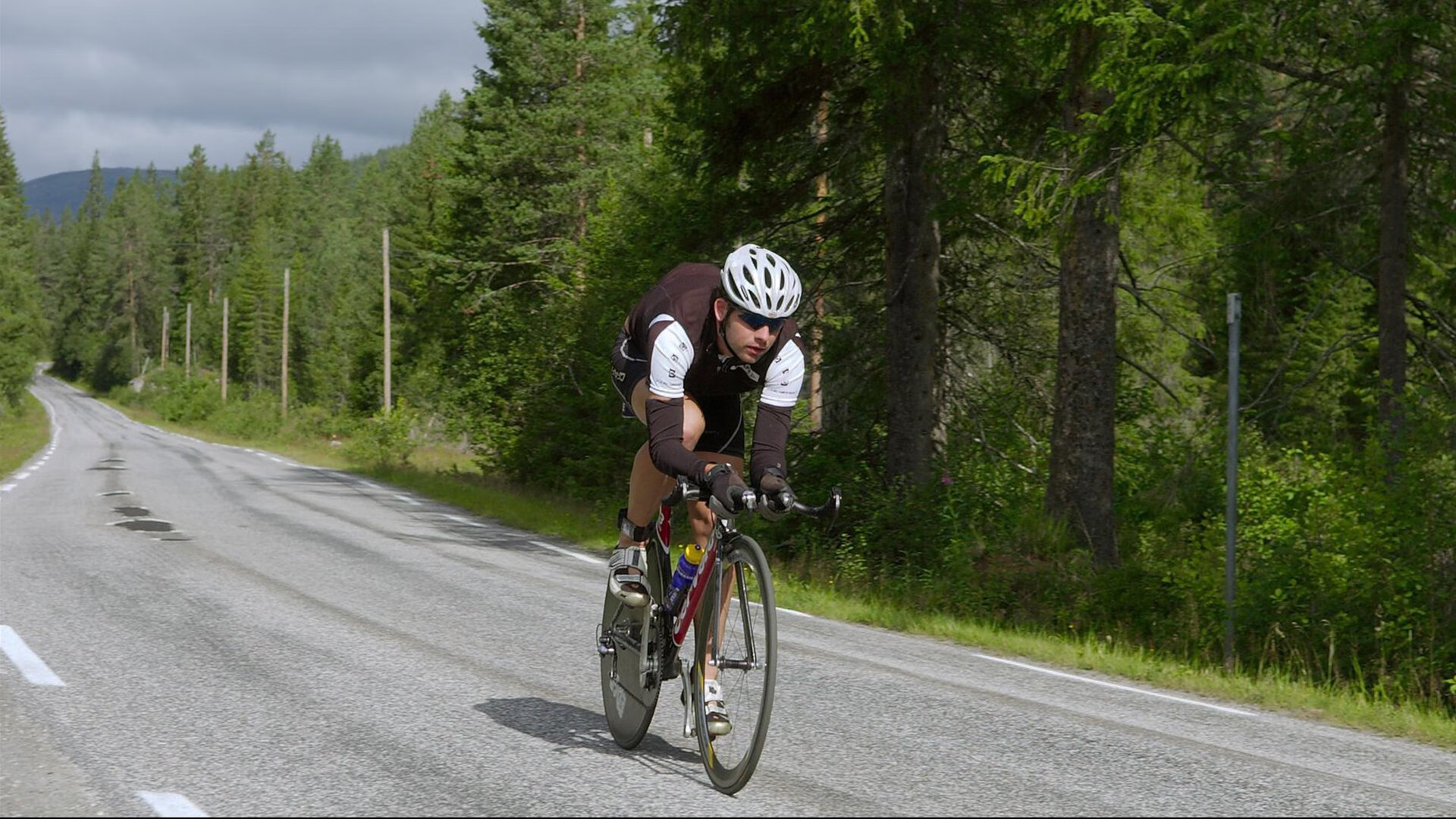 世界羽毛球混合团体赛国羽跨轮晋级 年轻球员表现令人期待，世界羽毛球混合团体赛结束了两场半决赛的争夺