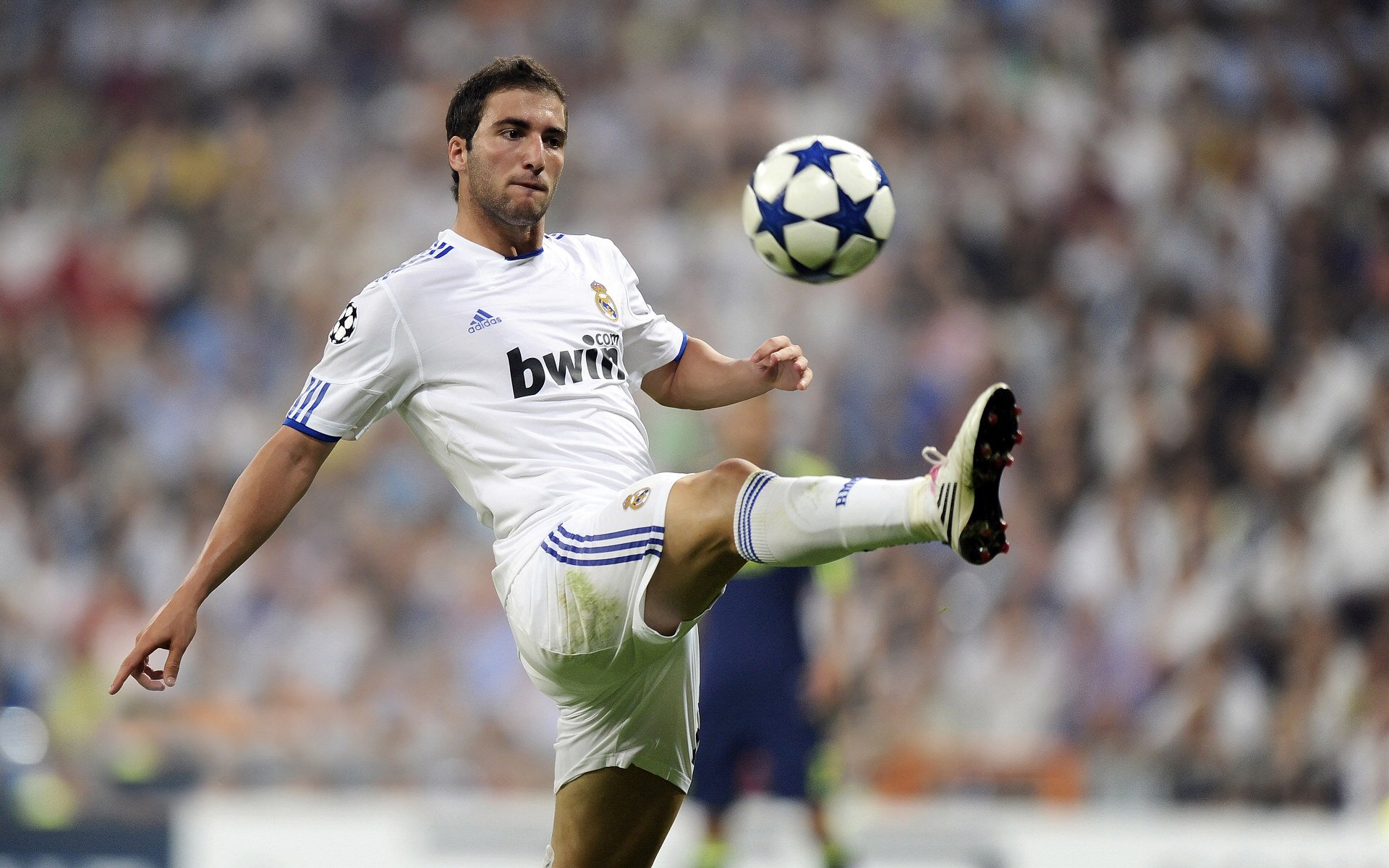 中超“川渝德比”四川长安竞技主场3比1战胜重庆队，争夺战平稳